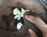 Foto langkah ke 2 dari resep Ikan goreng bawang putih.
