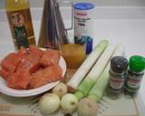 Foto del paso 1 de la receta: Salmón fresco en salsa con cebollas francesas y puerro