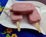 Foto del paso 4 de la receta: Paletas heladas de frutilla con crema