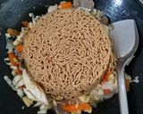 Foto langkah ke 4 dari resep Mie Goreng Baso Sapi.
