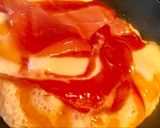Foto del paso 4 de la receta: Huevos fritos con tomate queso y jamón serrano
