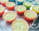 Hình bước làm 6 của món Muffin Cam rắc hạnh nhân