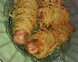 Foto langkah ke 5 dari resep Mie gulung sosis.