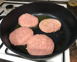 Foto del paso 1 de la receta: Hamburguesa de pollo con flor de tomate, guisantes y zanahoria