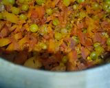 गाजर मटर और आलू की सब्जी (gajar matar aur aloo ki sabzi recipe in Hindi) रेसिपी चरण 4 फोटो