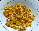 Foto langkah ke 4 dari resep Scramble egg with hot tuna sous (orak-arik telur dgn saus tuna).
