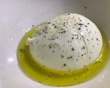 Foto del paso 1 de la receta: Burrata con aceite de trufa blanca salpimentada