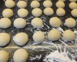 Foto langkah ke 4 dari resep Donat Maizena.
