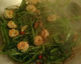 Foto langkah ke 5 dari resep Tumis KangKung Udang Simple.