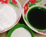 Hình bước làm 1 của món Bánh gói bột lọc tráng trên lá chuối