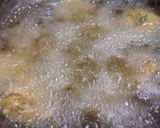 A picture of step 5 of Aloo bonda.