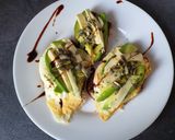 Une image de l'étape 6 de Tartines à l'avocat et aux œufs au plat.