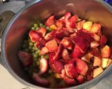 Une image de l'étape 5 de Compote pommes, pêches de vigne et raisins du jardin.
