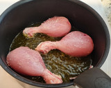 Foto del paso 2 de la receta: Muslos de pollo guisados con pimientos, zanahorias y romero