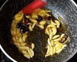 A picture of step 2 of Lahsun Mirch ki Chutney.
