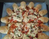 Foto langkah ke 8 dari resep Sausage Bite Pizza.
