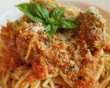 Foto del paso 7 de la receta Espaguetis y albóndigas en salsa de tomate y albahaca con pesto