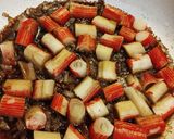Foto del paso 2 de la receta: Fideos negros con kanikama y topping fresco de rúcula