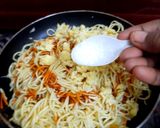 A picture of step 9 of Egg hakka noodles.