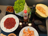 Ensalada de melón, langostinos y frutos secos con crujiente de jamón ibérico
