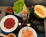 Foto del paso 2 de la receta: Ensalada de melón, langostinos y frutos secos con crujiente de jamón ibérico
