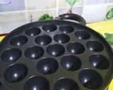 Foto langkah ke 5 dari resep Poffertjes / Apam belanda tabur coklat bubuk & gula.