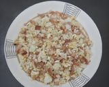 Hình bước làm 3 của món Cơm chiên xúc xích tỏi và thịt xông khói