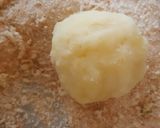 Foto del paso 3 de la receta: Bombas de papa con doble empanado(truco para que no se salga él pan rallado y no se rompan al freír)