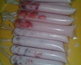 Foto langkah ke 3 dari resep Es Lilin Strawberry.