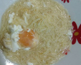 Foto del paso 4 de la receta: Sopa de fideos y huevo estrellado (¡Con su yema completa!)