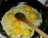Foto del paso 2 de la receta: Huevos revueltos con cebolla