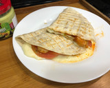 Foto del paso 3 de la receta: Quesadillas con camarones y tomate 🧀🍤🍅