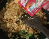 Foto langkah ke 7 dari resep Kwetiau Sosis.