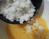 Foto langkah ke 2 dari resep Dadar Telur Nasi Wortel ala Aa.