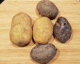 Foto del passaggio 1 della ricetta Insalata di patate a due colori
