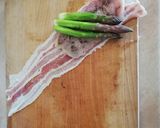 Göngyölt csirkemell spárgával, sajttal hagymaágyon recept fázis 2 fotója