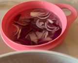 Foto del passaggio 2 della ricetta Fresca insalata con cetrioli