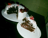 A picture of step 5 of Whipped cream frosting with strawberry.