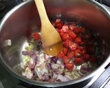 Une image de l'étape 5 de Moules à l'oignon rouge tomates coriandre et crème.