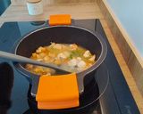 Foto del paso 2 de la receta: Sopa de tomate con rape y langostino
