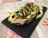 Foto del paso 6 de la receta: Tostada de tortilla y jamón york, aguacate y canónigos