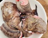 Hình bước làm 1 của món Cá chình kho tiêu ăn kèm bông cải xanh luộc