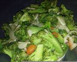 Foto langkah ke 4 dari resep Tumis Brokoli Simple.