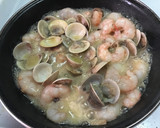 Foto del paso 3 de la receta: Gambas con chirlas al brandy de jerez