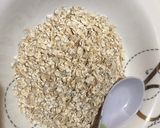 Foto langkah ke 1 dari resep Oatmeal Chocolate Porridge Simple UHT (tanpa memasak).