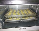 Foto langkah ke 4 dari resep Thumbprint Strawberry Cookies 🍓.