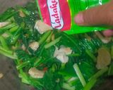 Foto langkah ke 5 dari resep Cah Sawi Hijau Teri Bakso.
