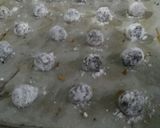 Foto langkah ke 5 dari resep Chocolate Crinkles Cookies.