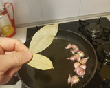 Foto del paso 3 de la receta: Muslos de Pollo al Ajillo Cuba Libre Style