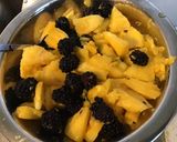 Une image de l'étape 6 de Salade d ananas à l orange et mûres du jardin.